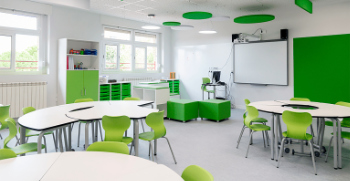 Aula del Futuro con mobiliario flexible y pantalla interactiva
