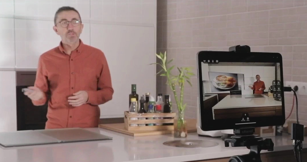 Presentador en una cocina grabada con EdisonGO desde una tablet